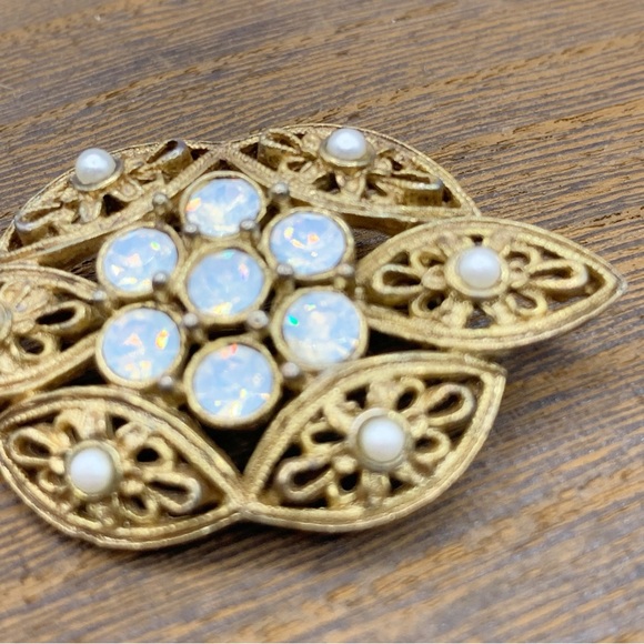 Vintage Sarah Coventry Victoria Brooch with opalescent stones Victorian revival - Picture 3 of 6